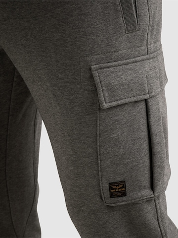 Loosefit Pantaloni sportivi 'Airstreamer cargo sweatpants' di PME Legend in grigio