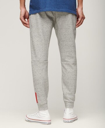 Coupe slim Pantalon de sport Superdry en gris