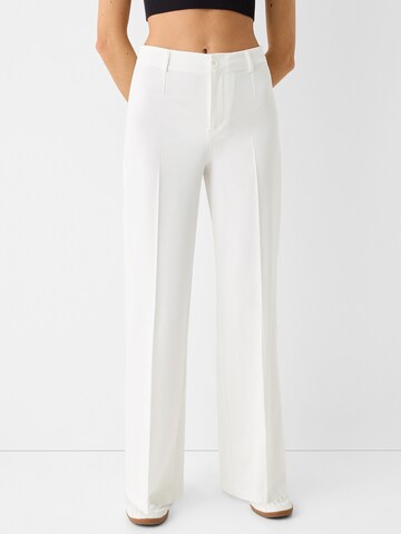 Loosefit Pantalon à plis Bershka en blanc : devant