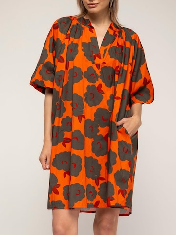 Robe oversize Tantra en orange : devant