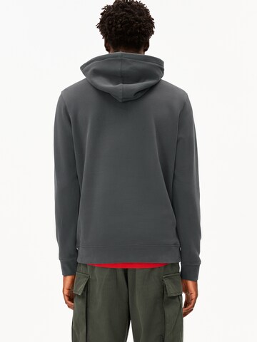 Sweat-shirt ARMEDANGELS en gris