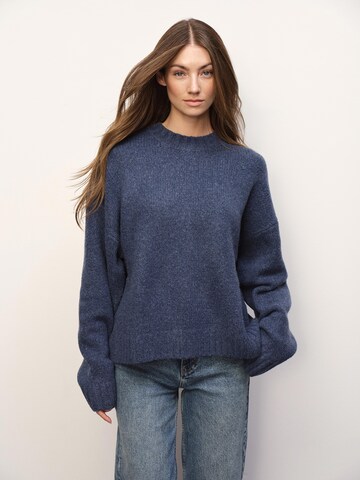 RÆRE by Lorena Rae Trui 'Rhonda' in Blauw: voorkant