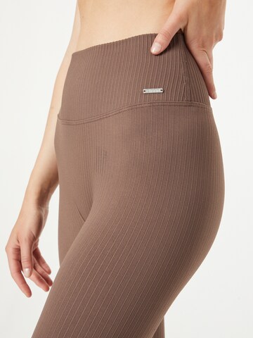 Skinny Pantaloni sportivi di aim'n in marrone