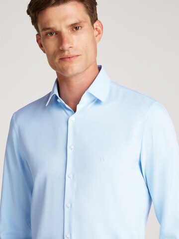 Coupe regular Chemise Calvin Klein en bleu