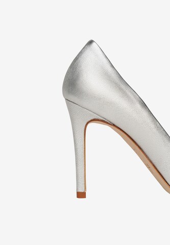 Henry Stevens Pumps 'Emma P90' in Silver