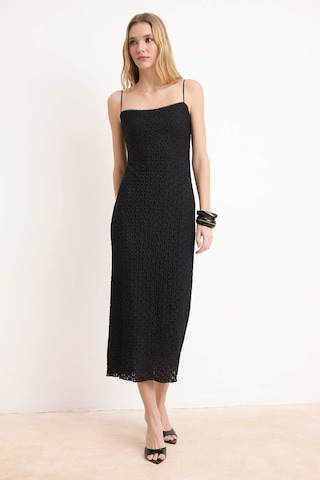 Trendyol - Vestido en negro: frente