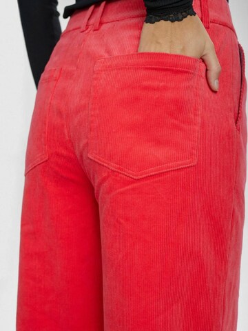 NÜMPH Wide Leg Housut 'DEANNA' värissä punainen