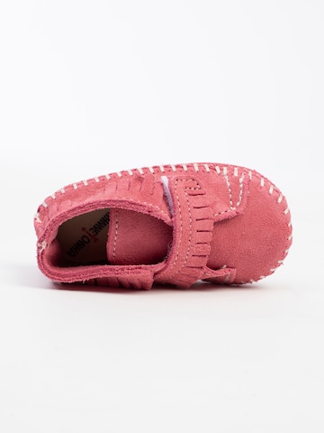 Minnetonka Stiefel 'Front Strap' in Pink