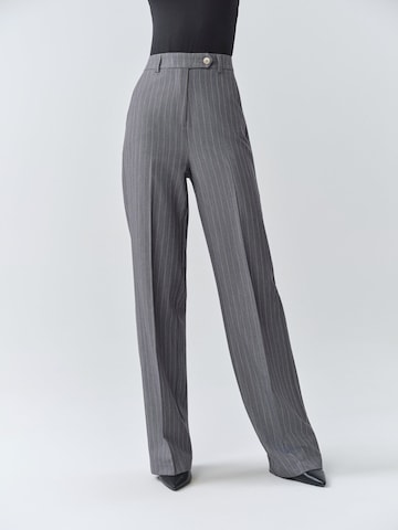 MB by Marta Buzolic Regular Broek in Grijs
