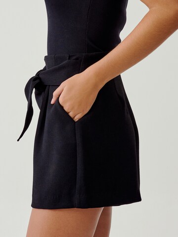 Tussah - regular Pantalón plisado 'TAHLIA' en negro: atrás