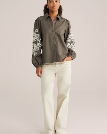 Bluză de la WE Fashion pe maro