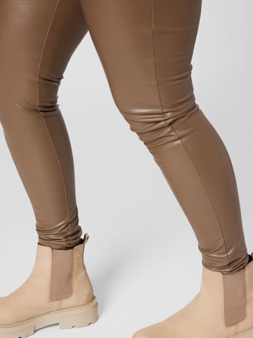 ONLY Carmakoma - Skinny Leggings 'Hanna' en marrón