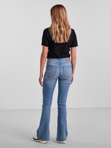 PIECES Flared Jeans 'Peggy' in Blau