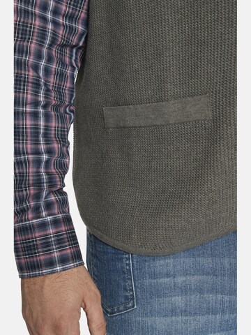 Charles Colby Vest ' Kevan ' in Grey