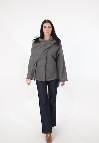 Elara Bolero in Grau: Vorderseite