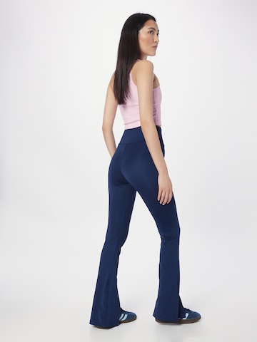 ADIDAS ORIGINALS Rozkloszowany krój Spodnie ' With Split Hem' w kolorze niebieski
