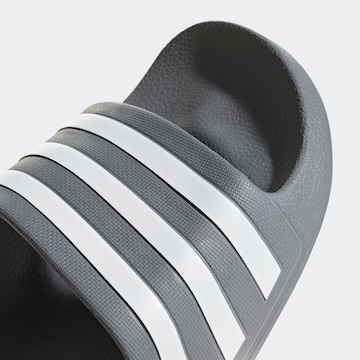 ADIDAS SPORTSWEAR Strand-/badsko 'Adilette Aqua' i grå