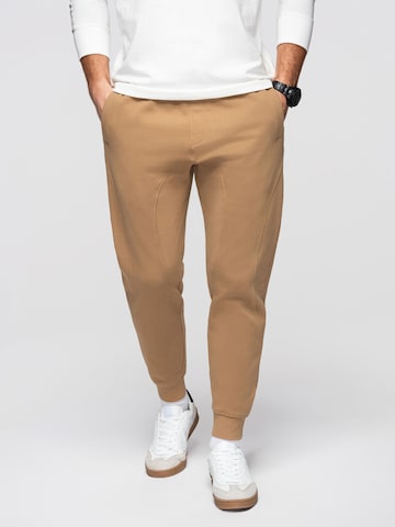 Effilé Pantalon de sport Ombre en marron