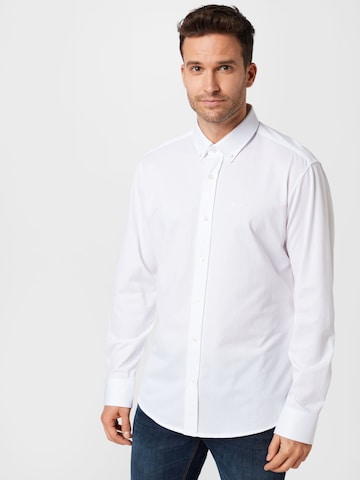 Coupe regular Chemise 'Joe' BOSS Black en blanc : devant