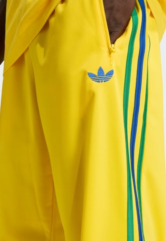 ADIDAS ORIGINALS Loosefit Hose 'Firebird' in Gelb