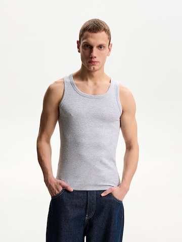 T-Shirt Bershka en gris : devant