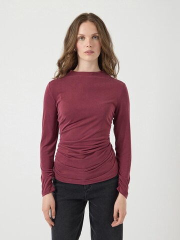 Tricou 'YASLYSA' de la YAS pe roșu: față