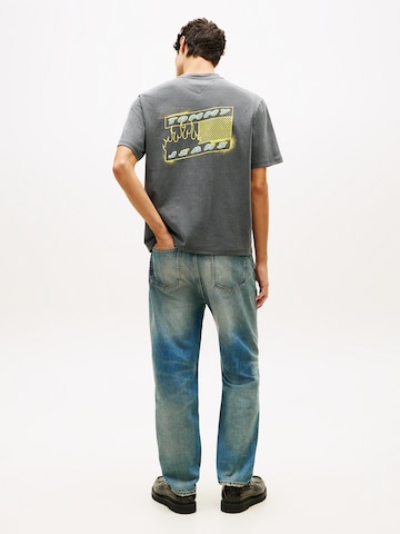 Tricou '90S' de la Tommy Jeans pe gri