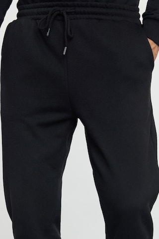 Trendyol Tapered Byxa i svart