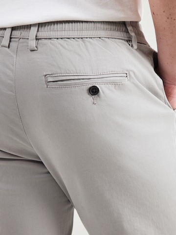 Lindbergh Ozke Hlače z naborki 'Superflex' | siva barva
