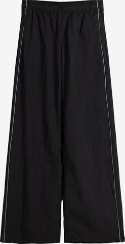 Bershka Szeroka nogawka Spodnie w kolorze czarny: przód