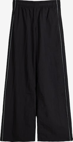 Bershka Wide leg Byxa i svart: framsida