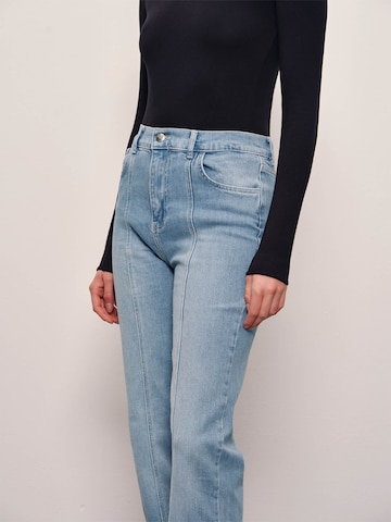 zils RÆRE by Lorena Rae Vaļīgs piegriezums Džinsi