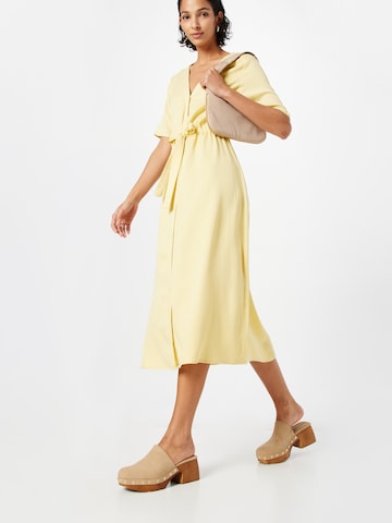 minimum - Vestido camisero 'BIOLA' en amarillo