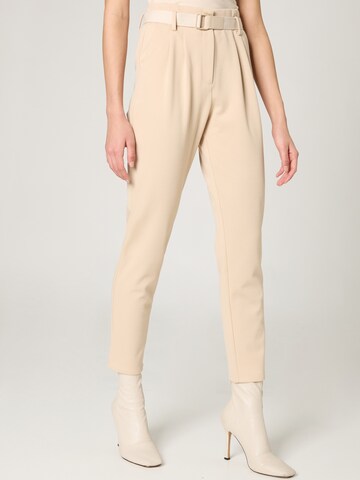 regular Pantaloni con pieghe 'Laurine' di Guido Maria Kretschmer Women in arancione: frontale