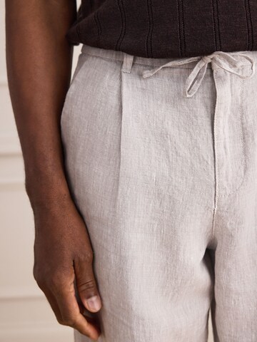 Loosefit Pantalon à pince 'Signature' Next en gris