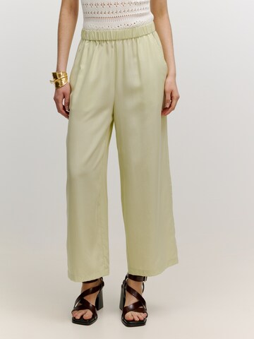 EDITED Wide leg Broek 'Nona' in Groen: voorkant