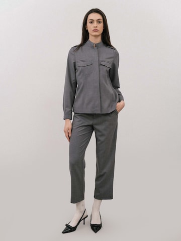 4TAILORS Loosefit Housut värissä harmaa