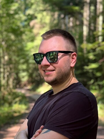 TRYIT Sunglasses in Black: front
