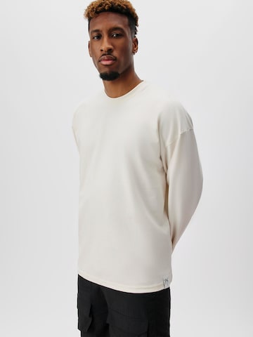 ABOUT YOU x Kingsley Coman قميص 'Hannes' بلون أبيض: الأمام