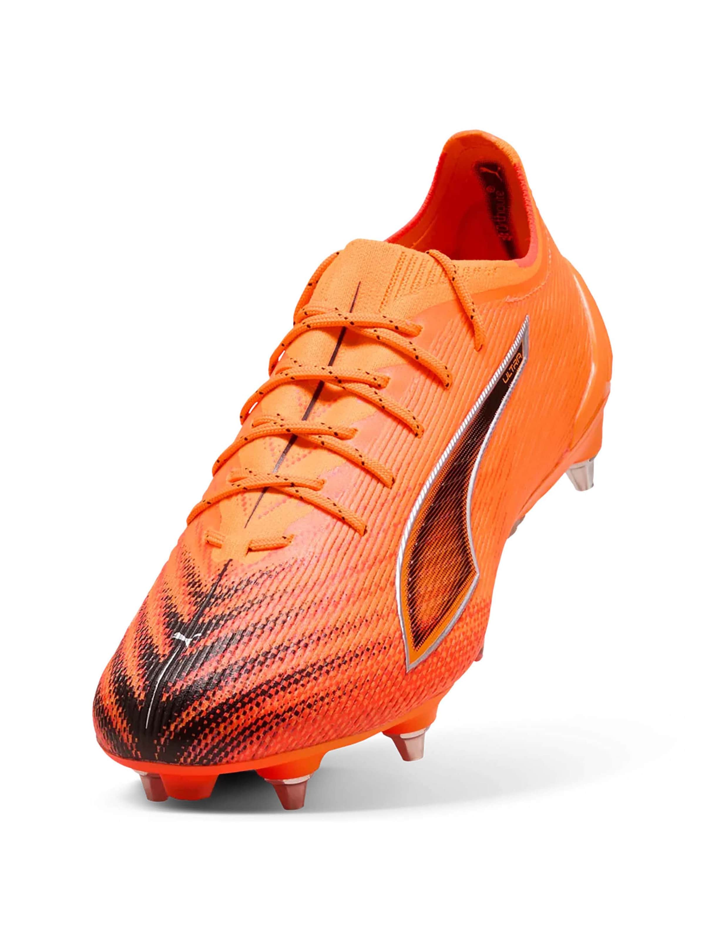 Chaussure de foot PUMA en orange : devant
