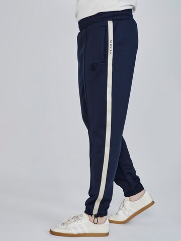 Slimfit Pantaloni sportivi di SikSilk in blu