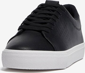 Sneaker low de la Pull&Bear pe negru: față