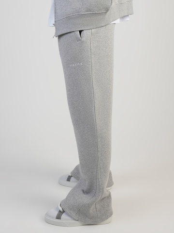 évasé Pantalon de sport SikSilk en gris