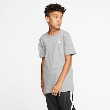 T-Shirt Nike Sportswear en gris : devant