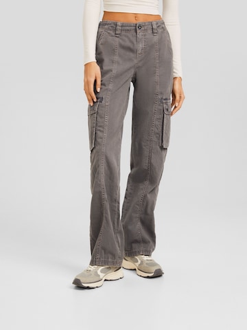 Loosefit Pantalon cargo Bershka en gris : devant