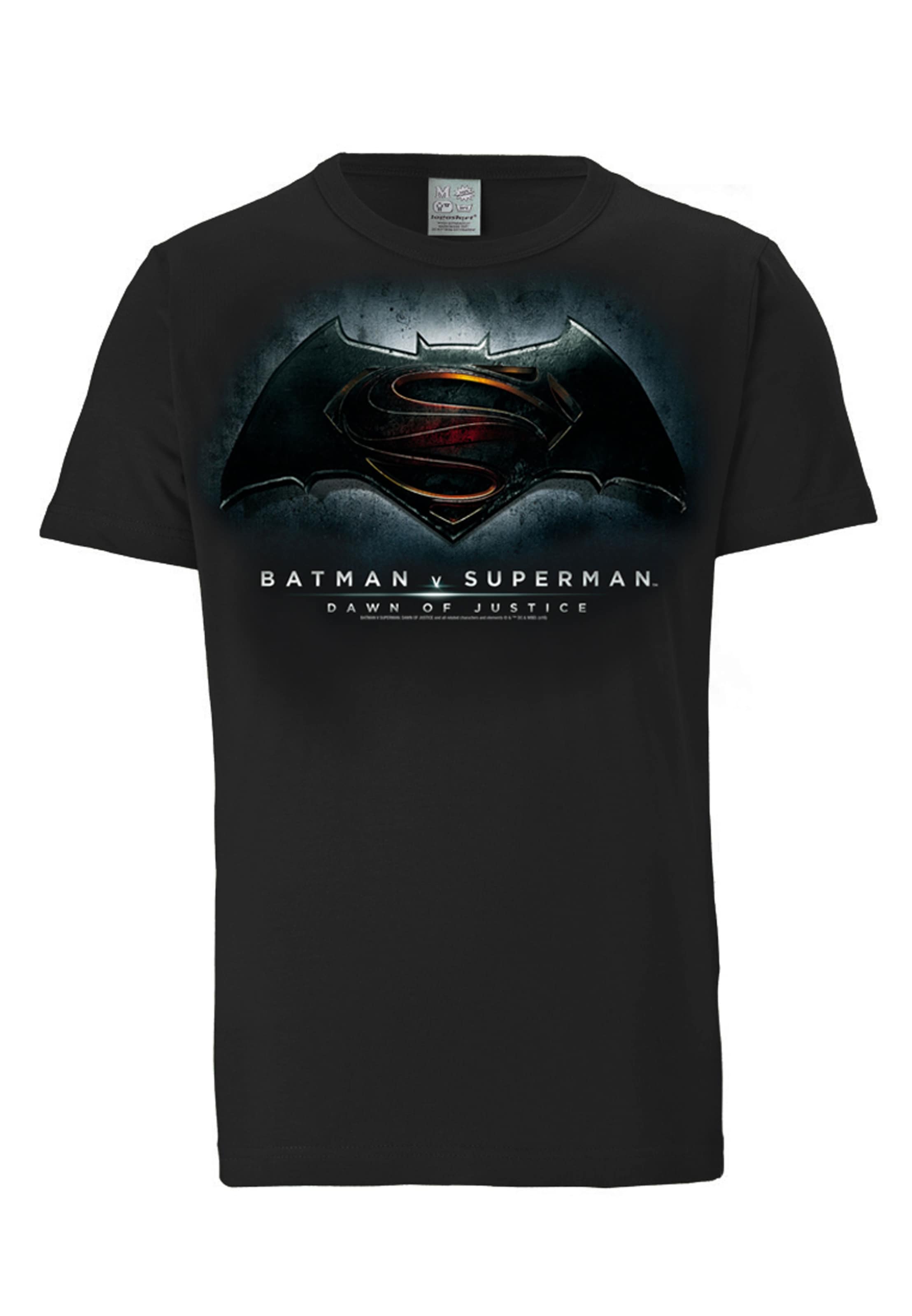 LOGOSHIRT Shirt 'Batman v Superman - Justice' in Zwart: voorkant