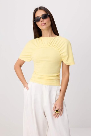 Tricou de la Trendyol pe galben: față
