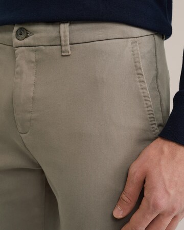 WE Fashion Slim fit Chino trousers in Brown