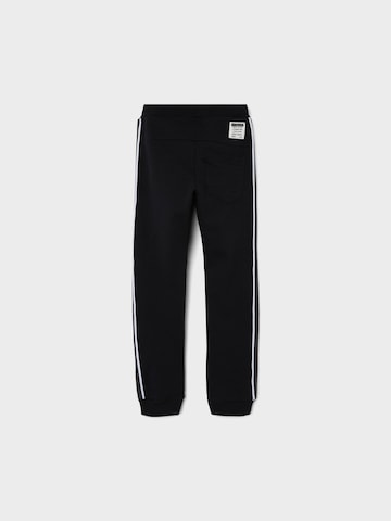 Regular Pantaloni 'Honk' de la NAME IT pe negru