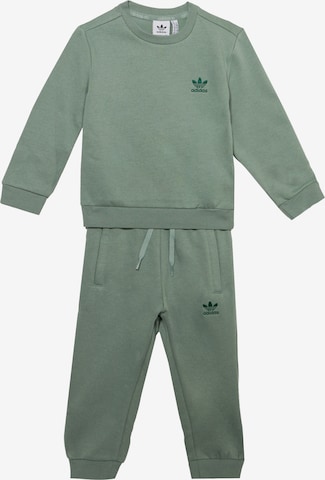 ADIDAS ORIGINALS Strój do biegania 'Essentials' w kolorze zielony: przód